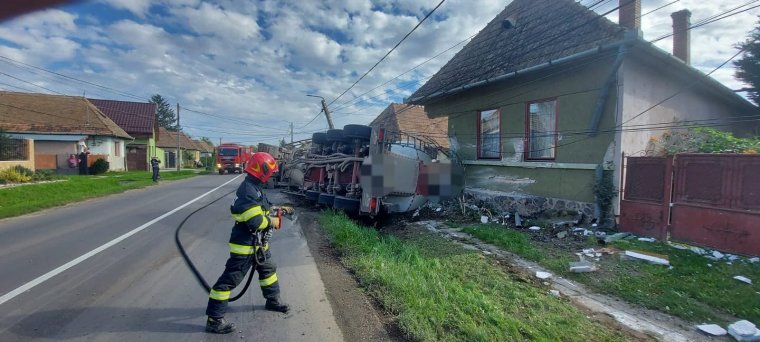 Felborult, majd lakóháznak csapódott egy teherautó