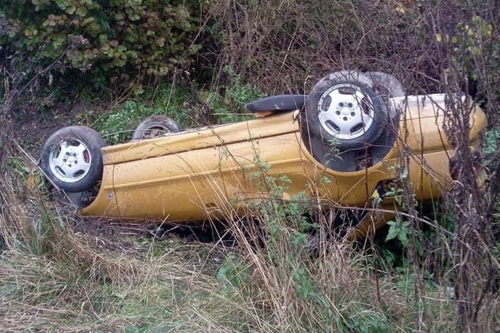 Felborult az autó, szerencséjük volt az utasoknak