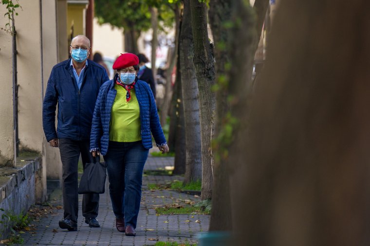 Egészségügyi Világszervezet: a beoltott személyeknek is viselniük kell a maszkot