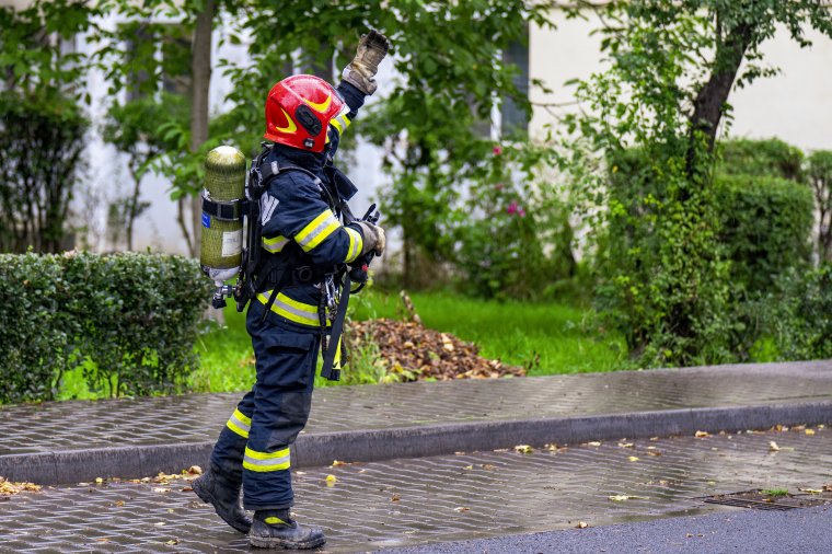 Kanapé gyúlt ki a lakásban, egy személy füstmérgezést szenvedett