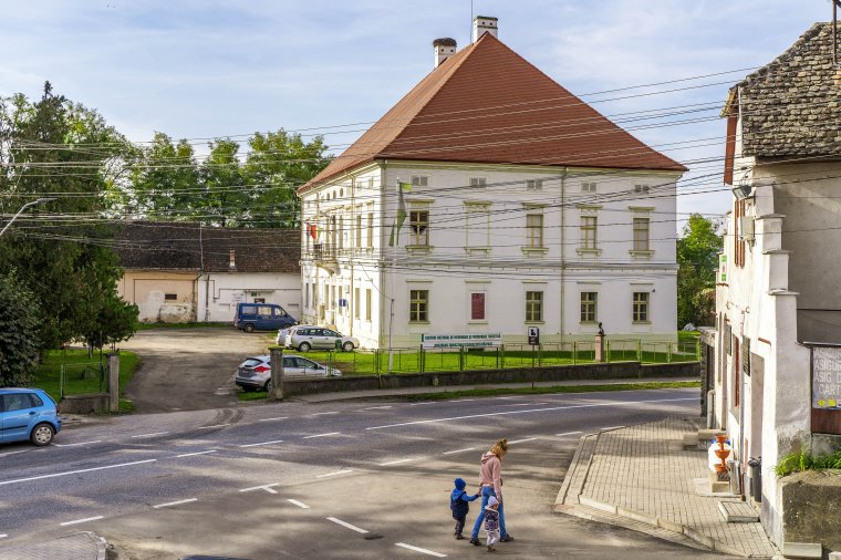 Megoszló vélemények a néhány ezres kisvárosok előnyeiről és hátrányairól