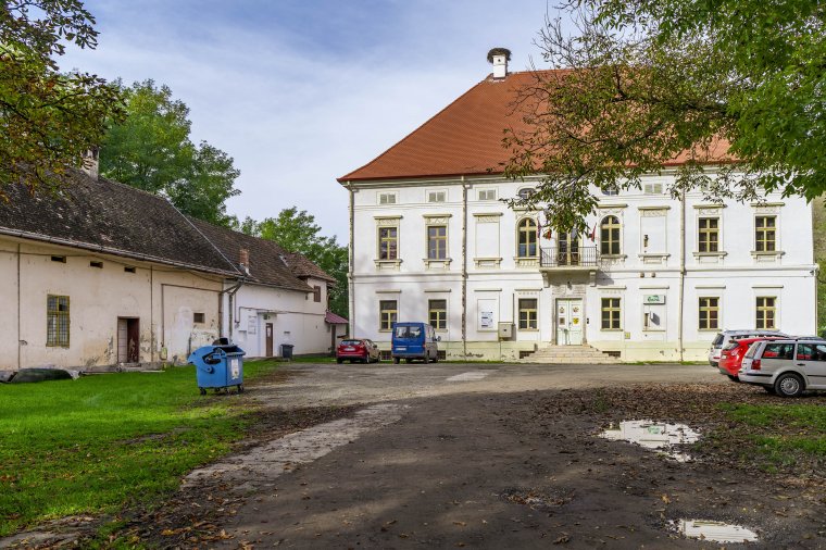 Szépül a park, marad a bentlakásépület
