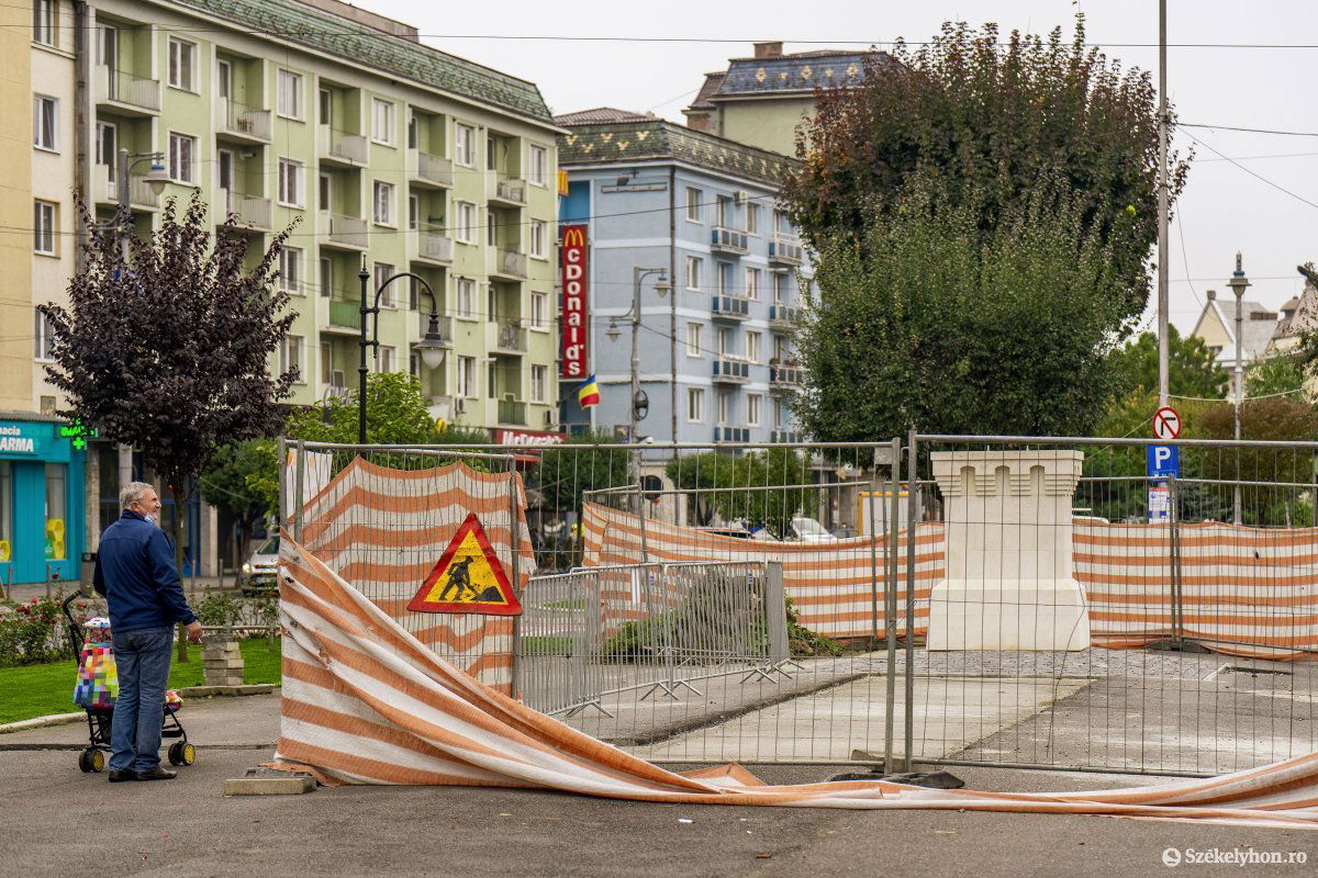 A talapzat áll a város főterén, már csak a szobor kell felkerüljön rá. •  Fotó: Haáz Vince