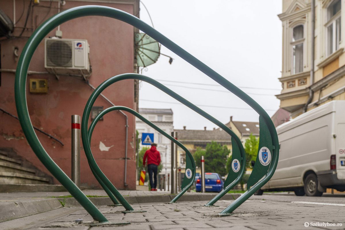 Több korszerű kerékpárlekötőre van szükségük a biciklivel közlekedőknek •  Fotó: Haáz Vince