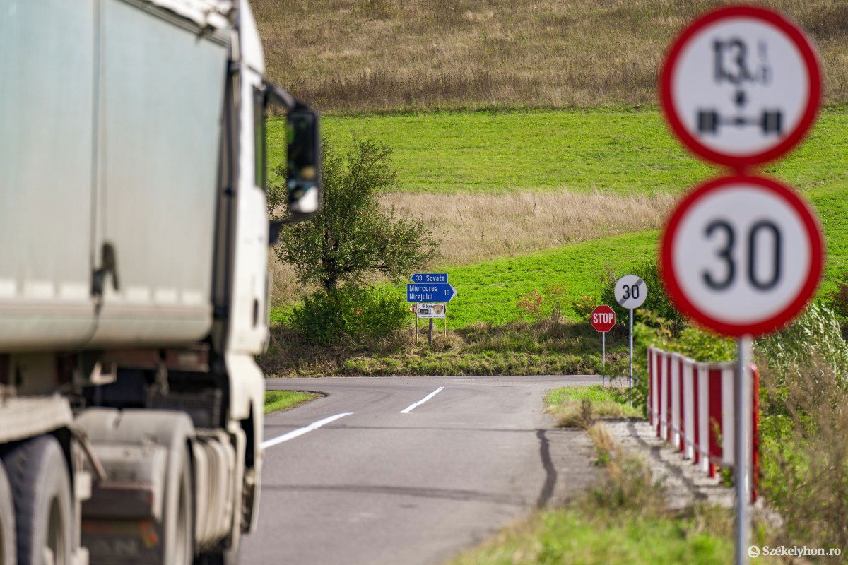 Nagyernyénél balra kanyarodunk Szováta felé – az út korszerűsítésére még várni kell &bullet;  Fotó: Haáz Vince