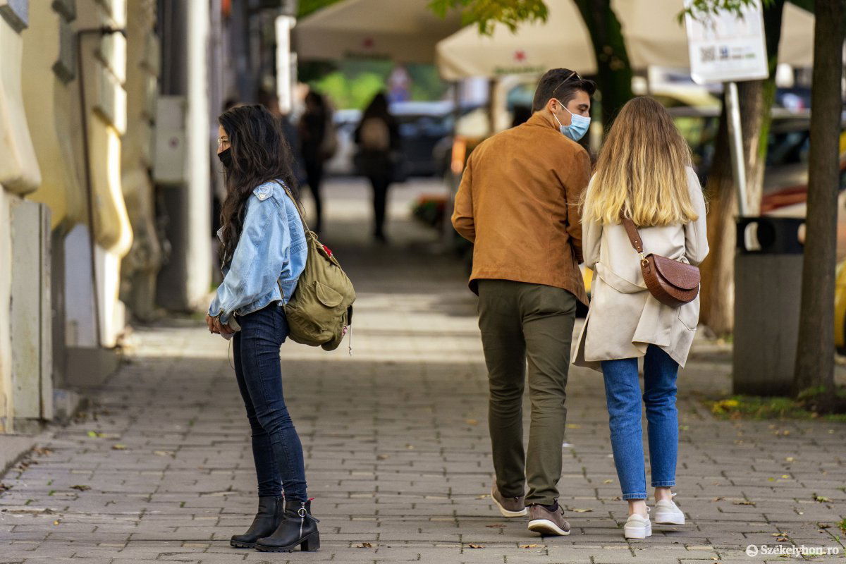 A maszkviselés már nem csak opcionális, hanem egyenesen kötelező lesz az utcán is a nagy fertőzöttségi aránnyal rendelkező településeken. Képünk illusztráció •  Fotó: Haáz Vince