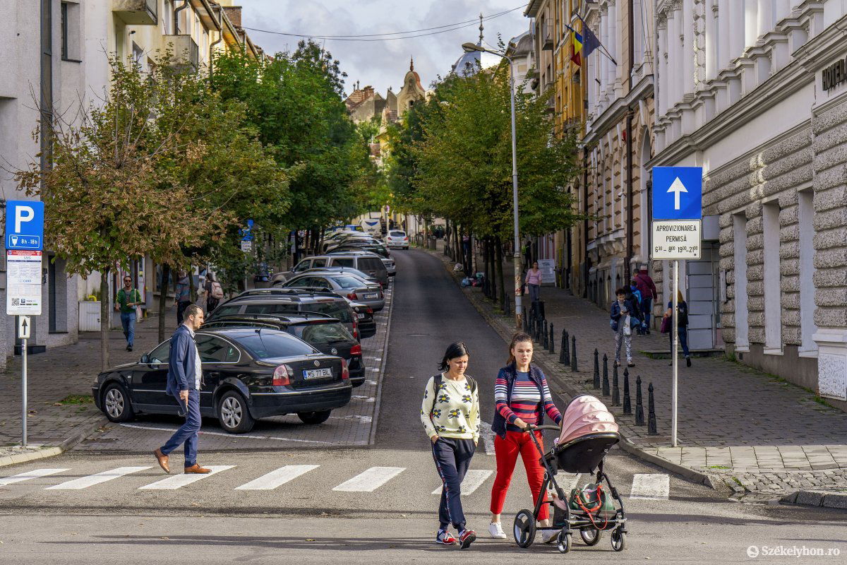 Ha továbbra is lehet parkolni a Bolyai utcában, esztétikailag nem fog sétáló utcára hasonlítani •  Fotó: Haáz Vince