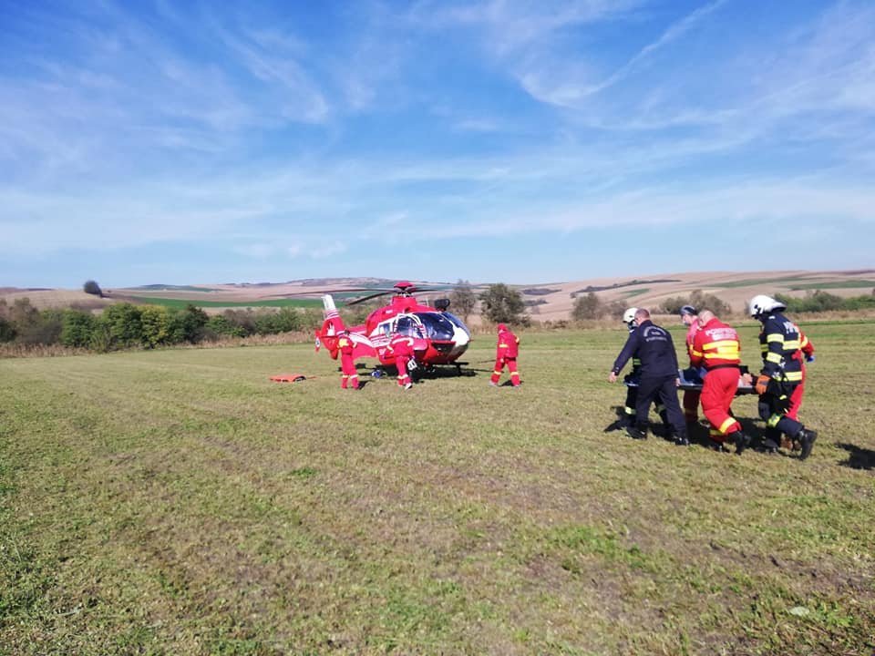Mentőhelikopter szállította Marosvásárhelyre a sérült férfit •  Fotó: Maros megyei tűzoltóság