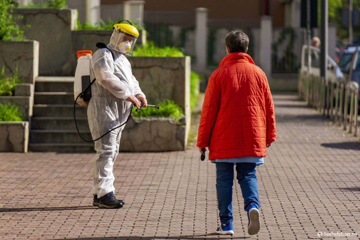 Sokan kételkednek még ma is a vírus létezésében és az óvintézkedések szükségszerűségében •  Fotó: Haáz Vince