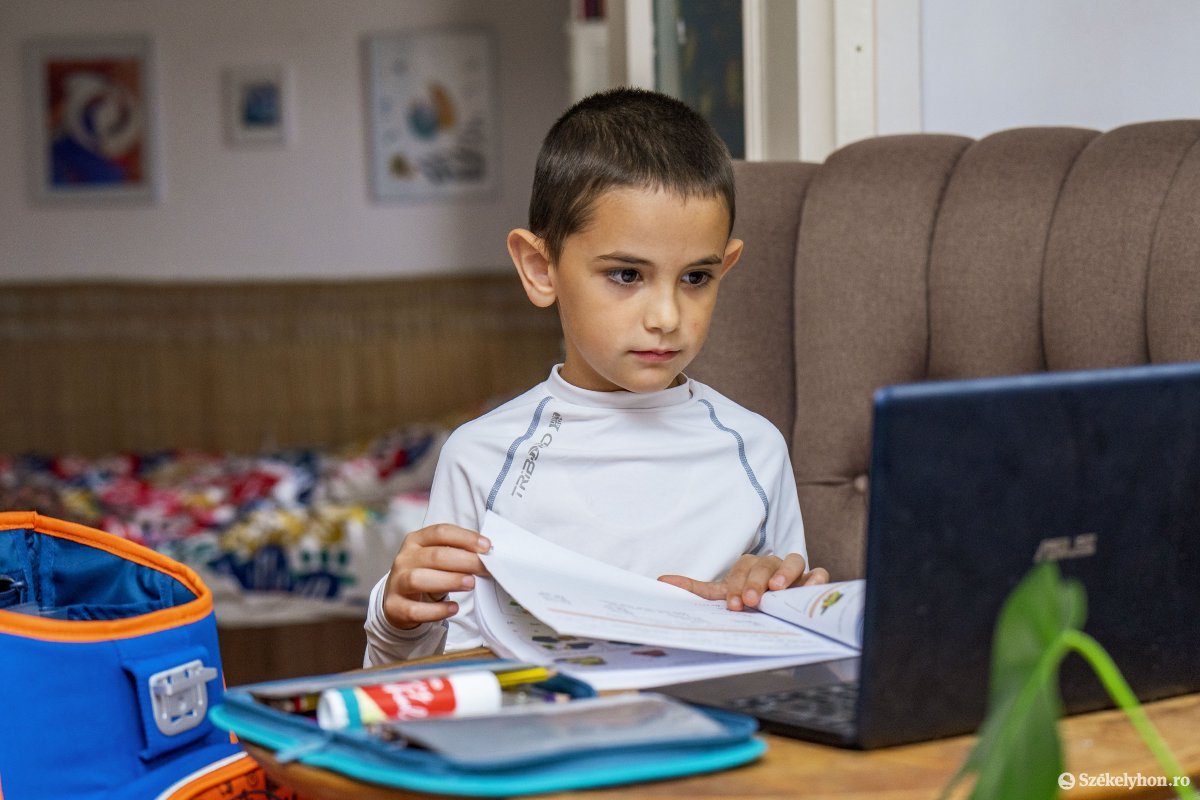 A szülők részéről is óriási áldozattal jár gyerekük taníttatása &bullet;  Fotó: Haáz Vince