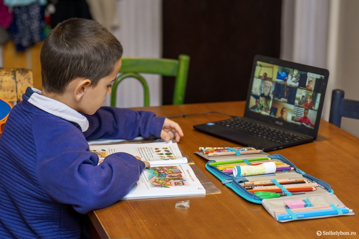Egyre több laptopra van szükség. Az online oktatás... •  Fotó: Haáz Vince