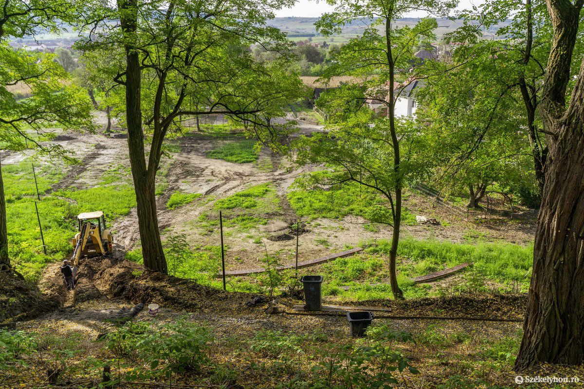A kastély mögött már megkezdődött a parkosítás. Zöldövezet, padok lesznek itt jövő nyáron &bullet;  Fotó: Haáz Vince