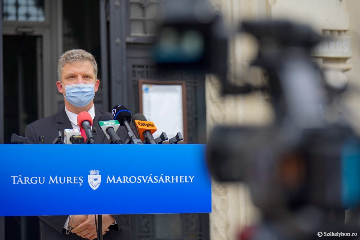 Soós Zoltán beiktatása után válaszolt az újságírók kérdéseire. A városháza lépcsőin, szabadtéren tartotta a sajtótájékoztatóját Marosvásárhely polgármestere. &bullet;  Fotó: Haáz Vince