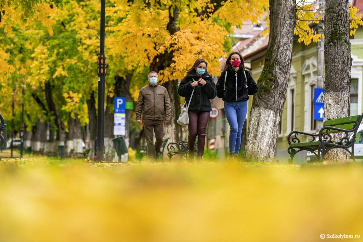 Séta közben is viselni kell a maszkot Marosvásárhelyen •  Fotó: Haáz Vince