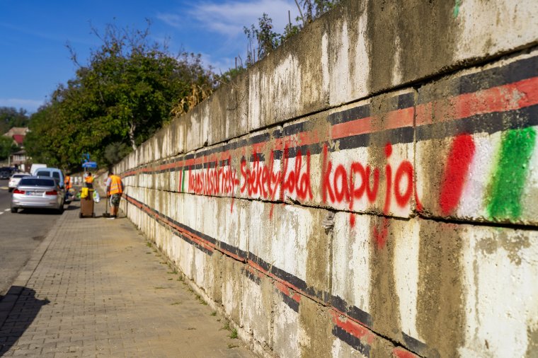 Ezt benézték a „falfirkászok”: nem elég, hogy helytelenek a magyar feliratok, „olasz” zászlót festettek melléjük