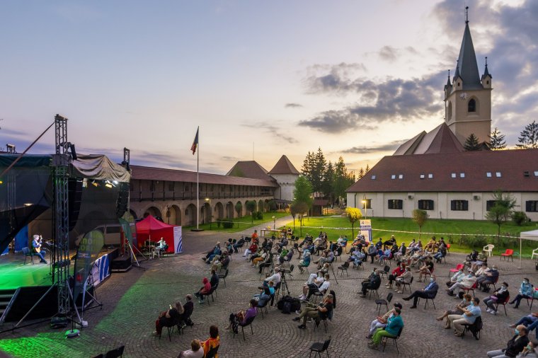 Marosvásárhelyen és Székelyudvarhelyen is várják a gitárzene szerelmeseit