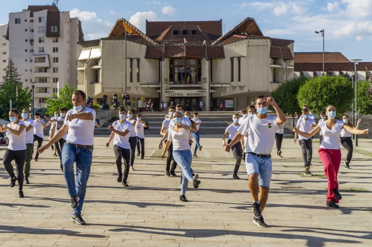 A leányok is legényest jártak Marosvásárhely főterén