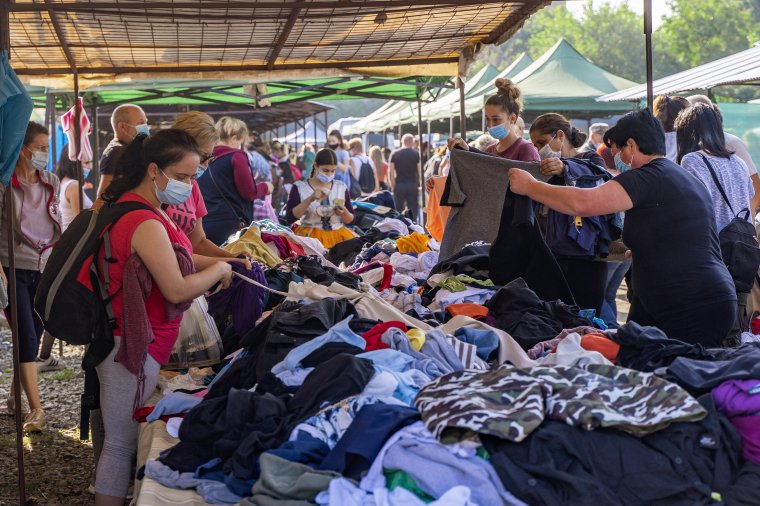 Ócskapiacok, uszodák nyitása