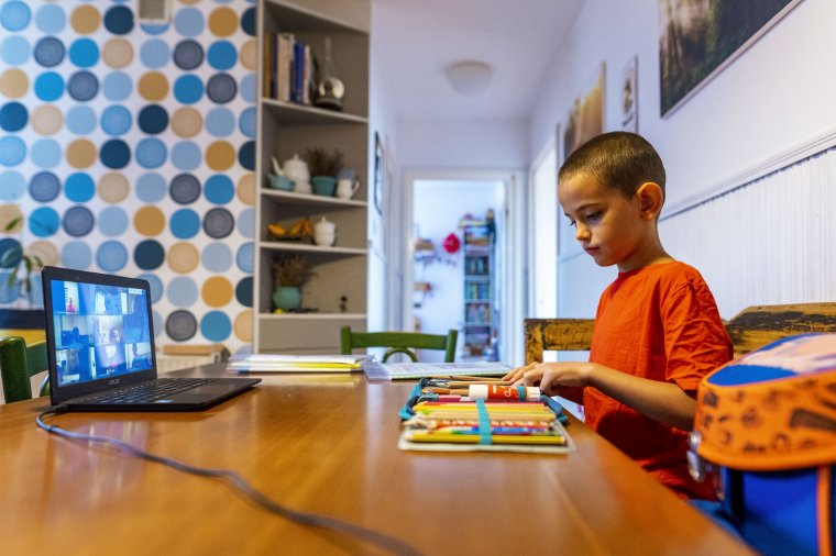 A tanuláshoz való jogot sértheti, ha kizárják a diákot az online óráról az aláírás megtagadása miatt