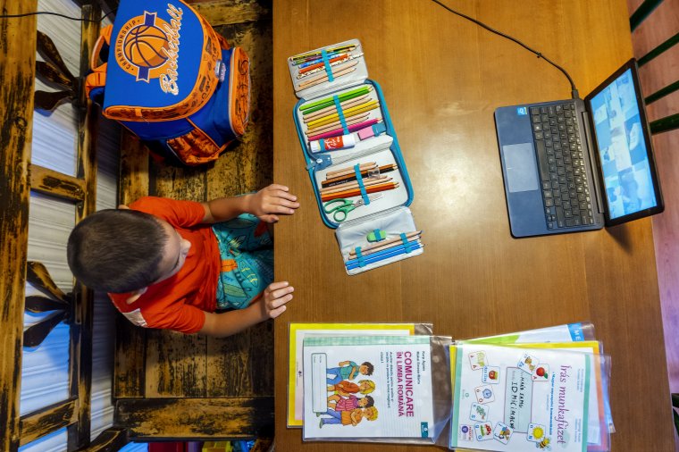 A romániai óvodások, iskolások 15 százaléka részesül online oktatásban