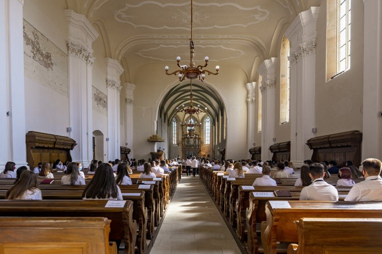 A hegyre épült város nem rejthető el – tanévkezdés a Református Kollégiumban