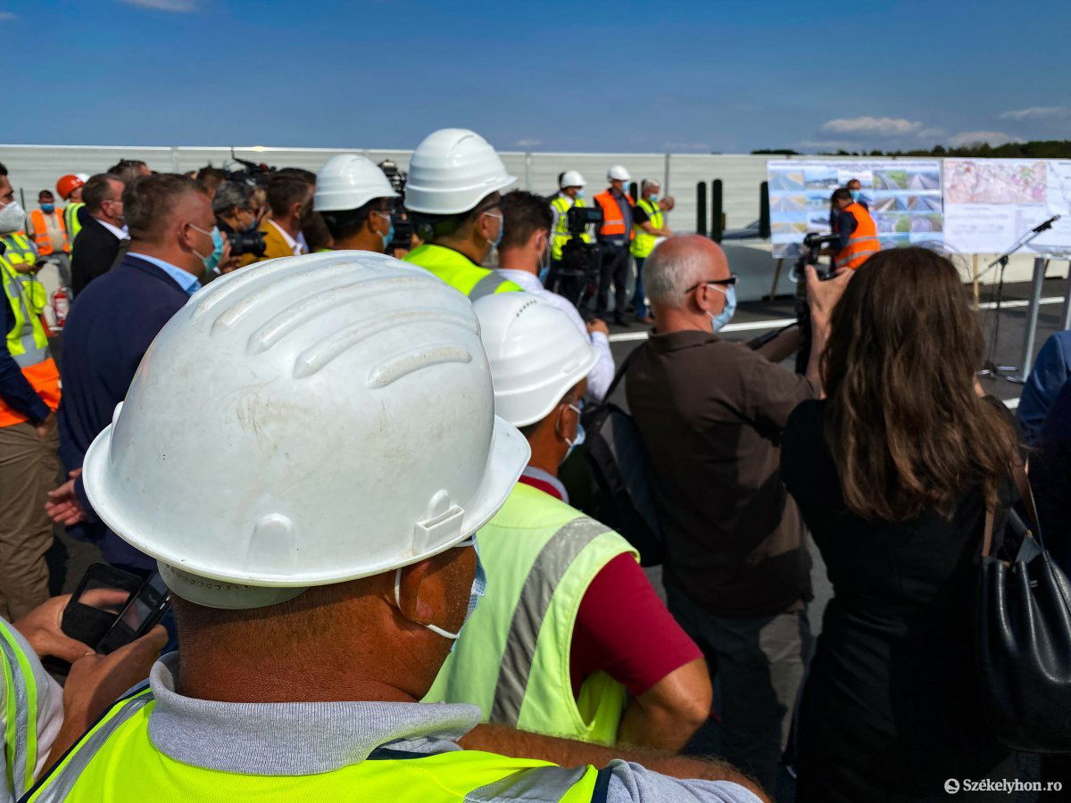 Útügyesek és újságírók kíváncsiskodtak &bullet;  Fotó: Rab Zoltán