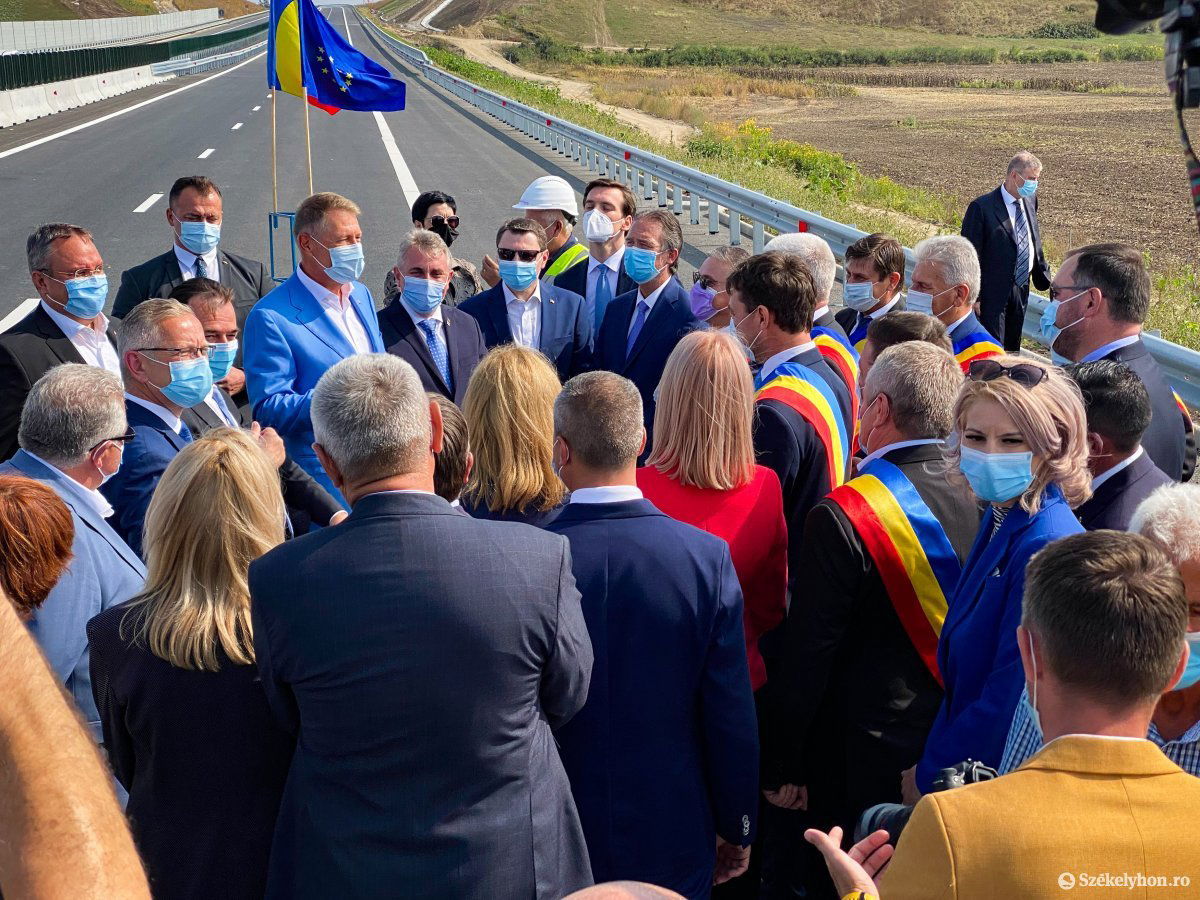 Párttársai vették körbe az államelnököt &bullet;  Fotó: Rab Zoltán