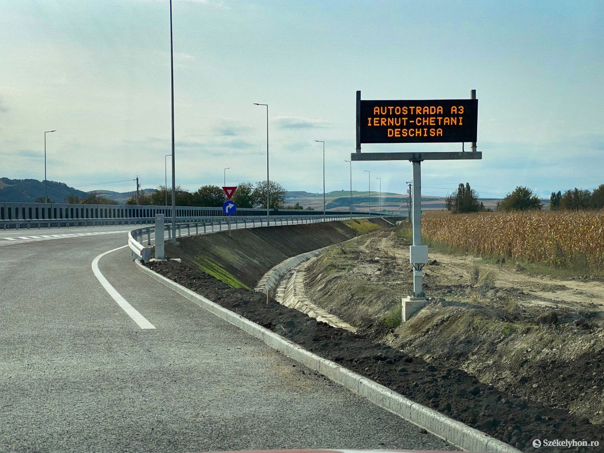 Pénteken késő délután már lehetett az új szakaszon is közlekedni &bullet;  Fotó: Rab Zoltán