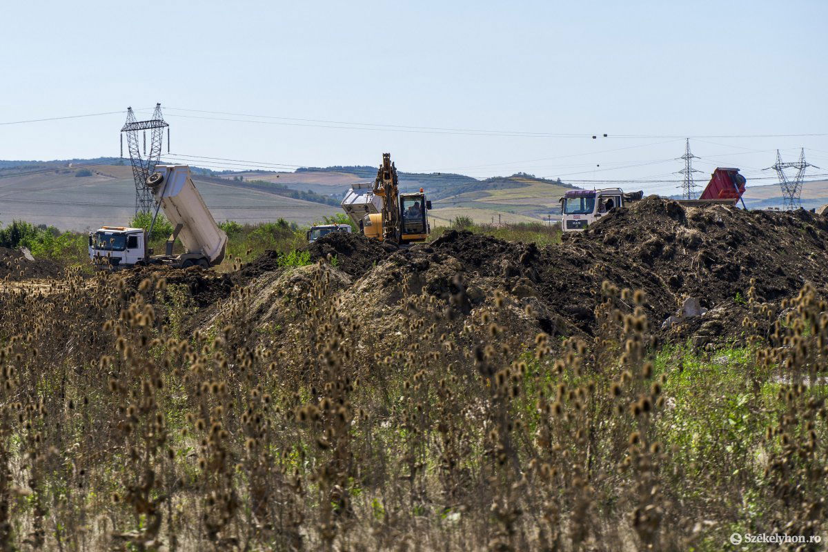 A Marosvásárhely-Nyárádtő szakaszon, Lőrincfalvánál  felmarták már a termőréteget &bullet;  Fotó: Haáz Vince