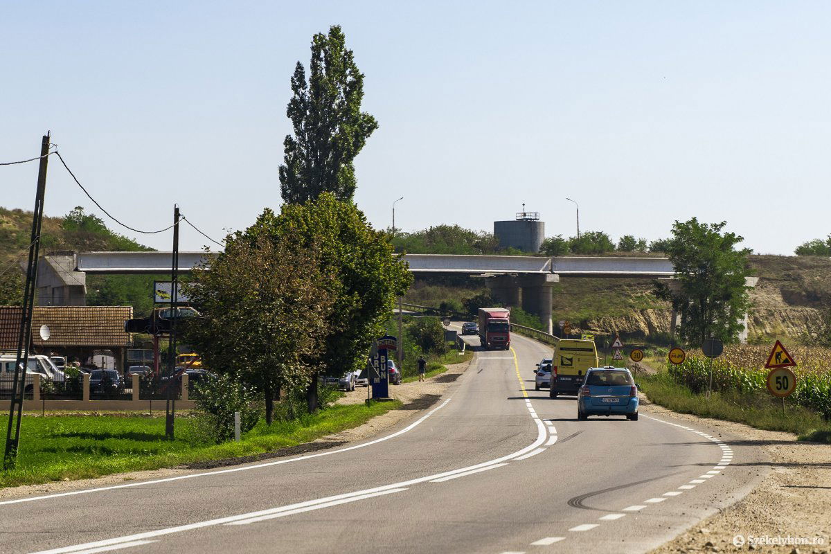 Lóg a levegőben. Áll a munka a Maroskecétől Aranyosgyéres felé tervezett szakaszon, az E 60-ason marad a forgalom •  Fotó: Haáz Vince