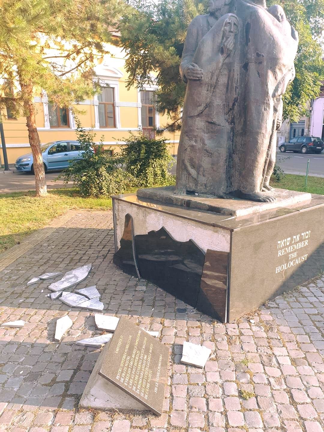 Megrongálódott talapzat •  Fotó: Soós Zoltán/FB