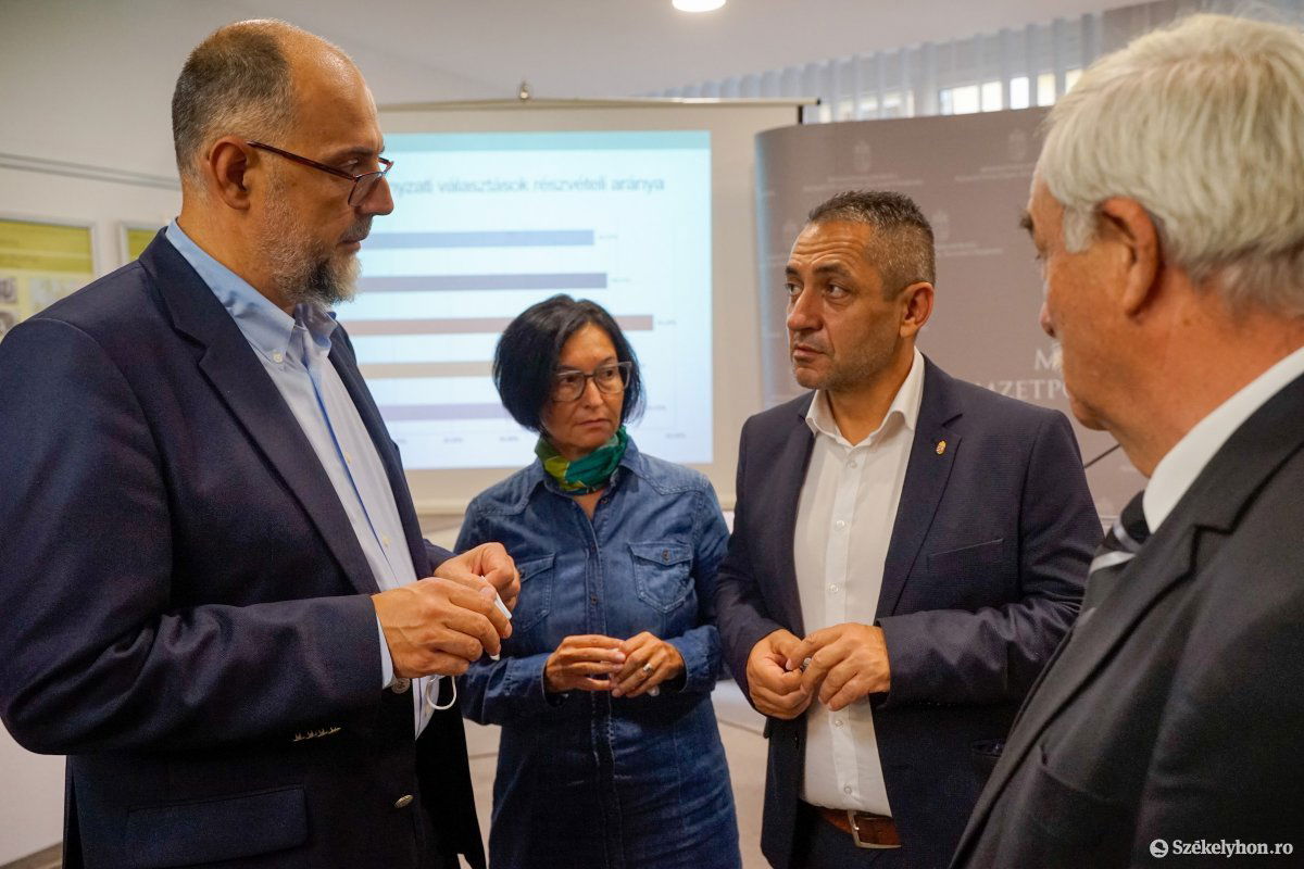 Kelemen Hunor RMDSZ-elnök, Brendus Réka főosztályvezető és Potápi Árpád a budapesti konferencián • Fotó: Haáz Vince