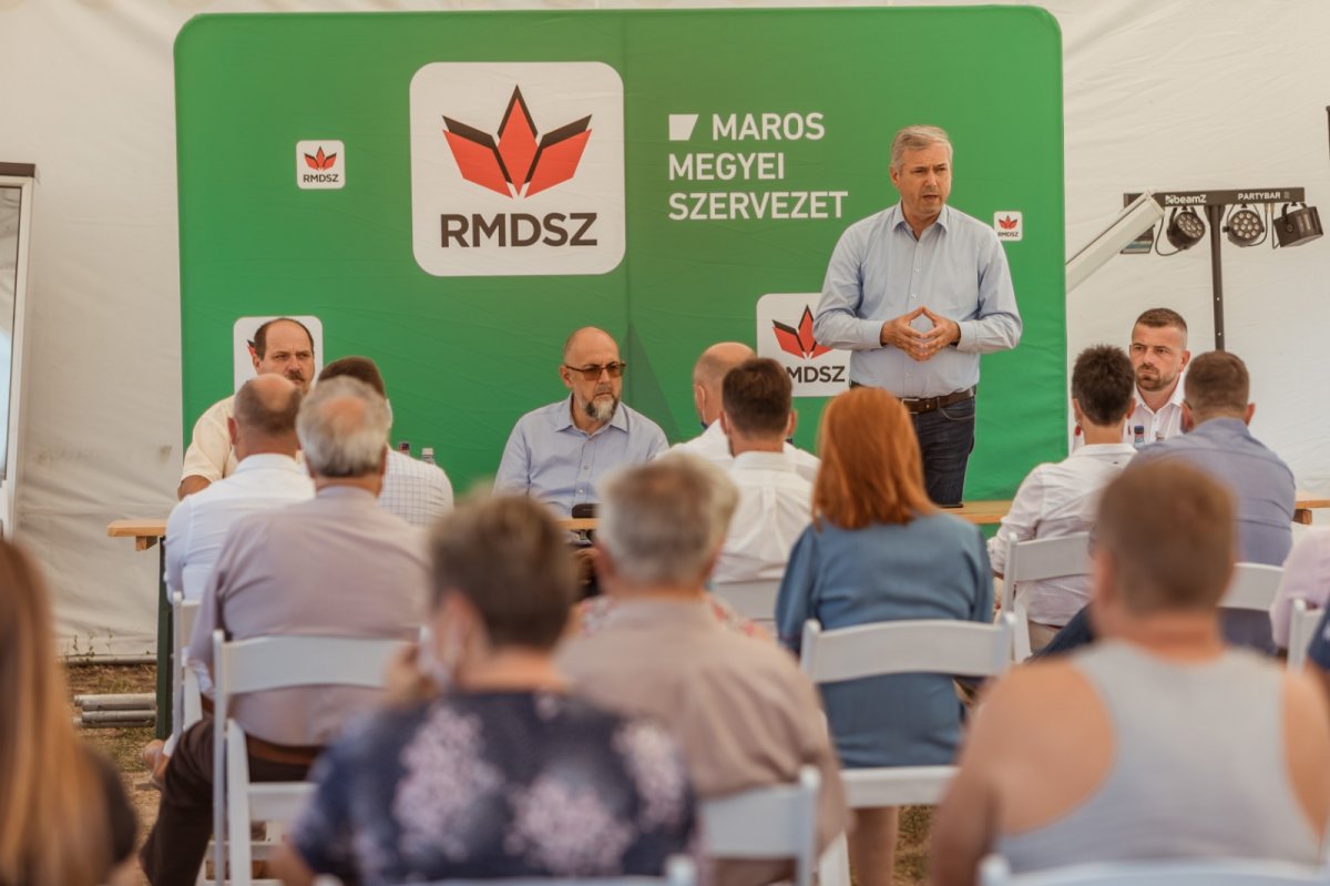 Kelemen Hunor szövetségi elnök és Péter Ferenc tanácselnök a Kenden tartott falufórumon 