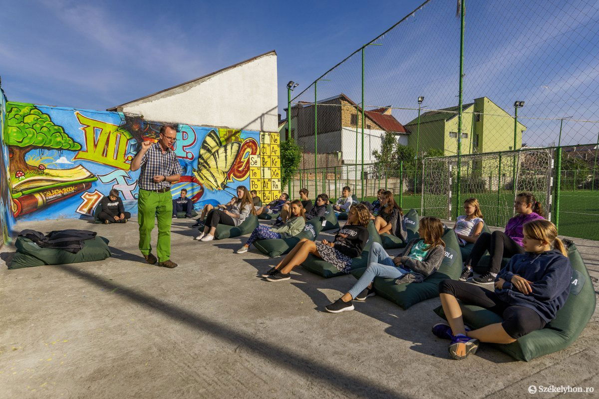 Babzsákon hallgatják a tanárokat. Újabb zsákokra gyűjtenek &bullet;  Fotó: Haáz Vince