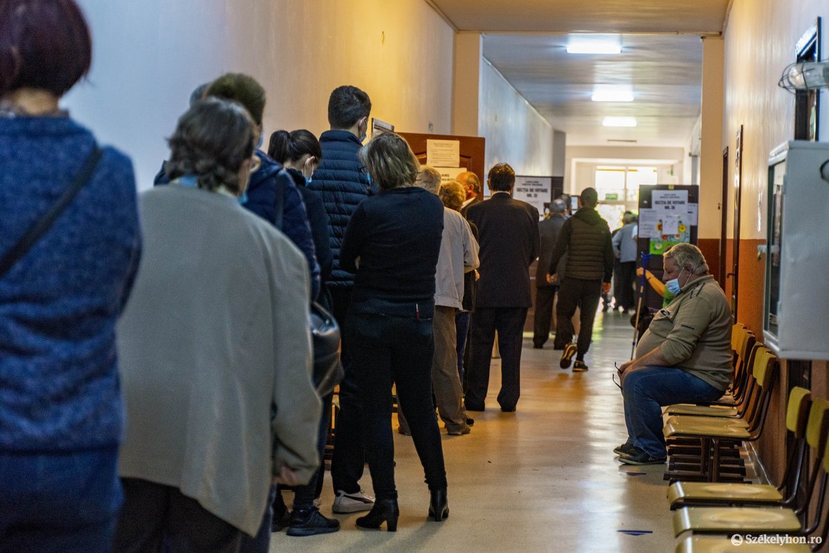 Csak a szavazóhelyiségen belül tartózkodóknak engedik meg, hogy 21 óra után voksoljanak &bullet;  Fotó: Haáz Vince