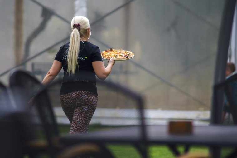 „Biztonságos” éttermeket ígérnek Aradon, matricával is jeleznék a beoltottságot