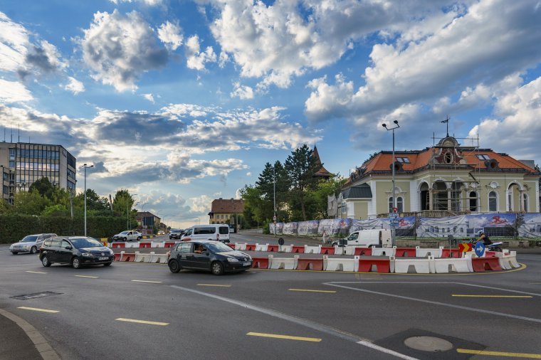 A körforgalom, aminek van hosszúsága, szélessége