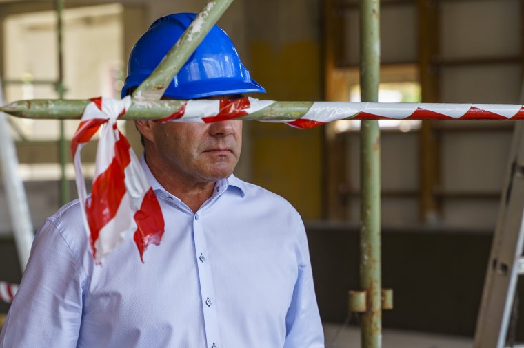 Közel félmillió munkahely szűnt meg Romániában a járvány miatt