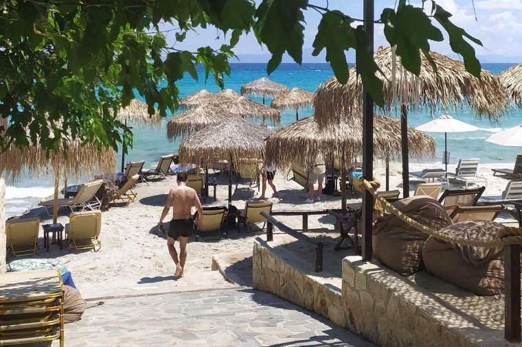 Nem zavar a pincér a görög tengerparton