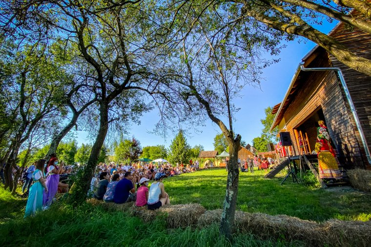 Római katonák a Csűrszínház udvarán, középkori kézművesek a ferenceseknél