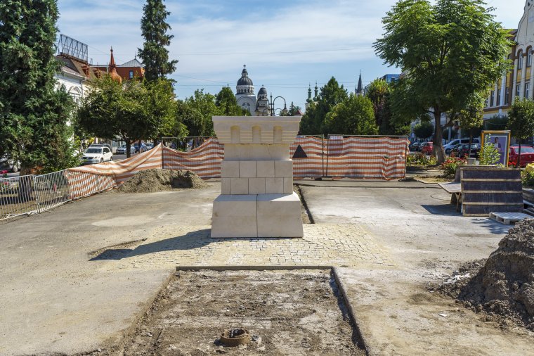 Helyére került a Bethlen Gábor fejedelem szobrának talapzata