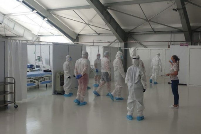 Kis eligazítás után fogadták Vásárhelyen a két Argeș megyei beteget •  Fotó: Maros Megye Prefektusi Hivatala