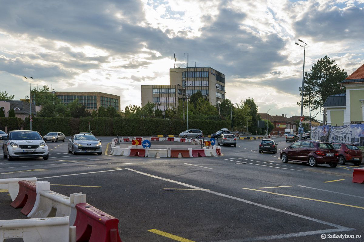 Tojás alakú lett a körforgalom. Még szokják az újdonságot a gépkocsivezetők &bullet;  Fotó: Haáz Vince