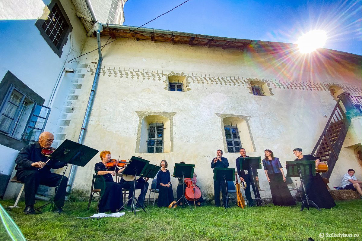 Régizene-koncert a kolostor udvarán •  Fotó: Rab Zoltán