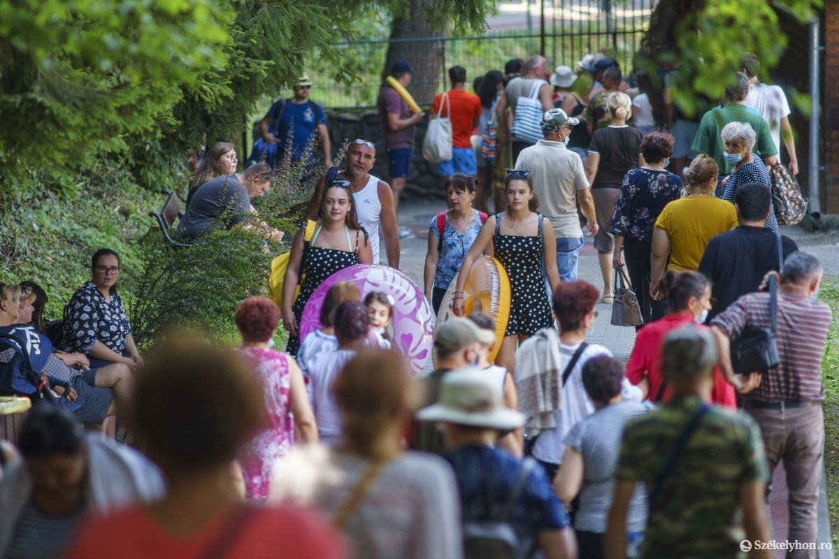 A helyi döntés értelmében a a szovátai fürdőtelepen 18-22 óra között kell maszkot viselni •  Fotó: Haáz Vince