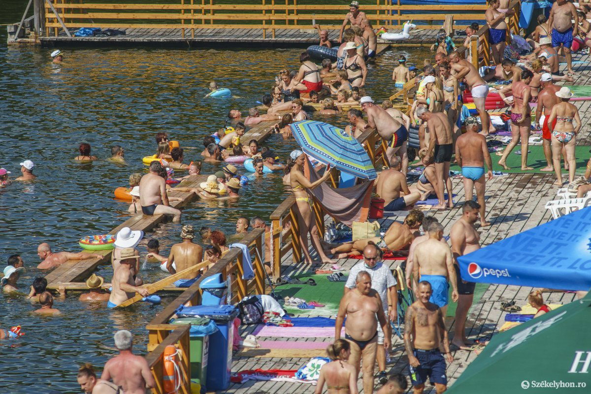 Az ország minden részéből érkeznek turisták a Medve tóhoz, szombaton is nagy volt a zsúfoltság •  Fotó: Haáz Vince