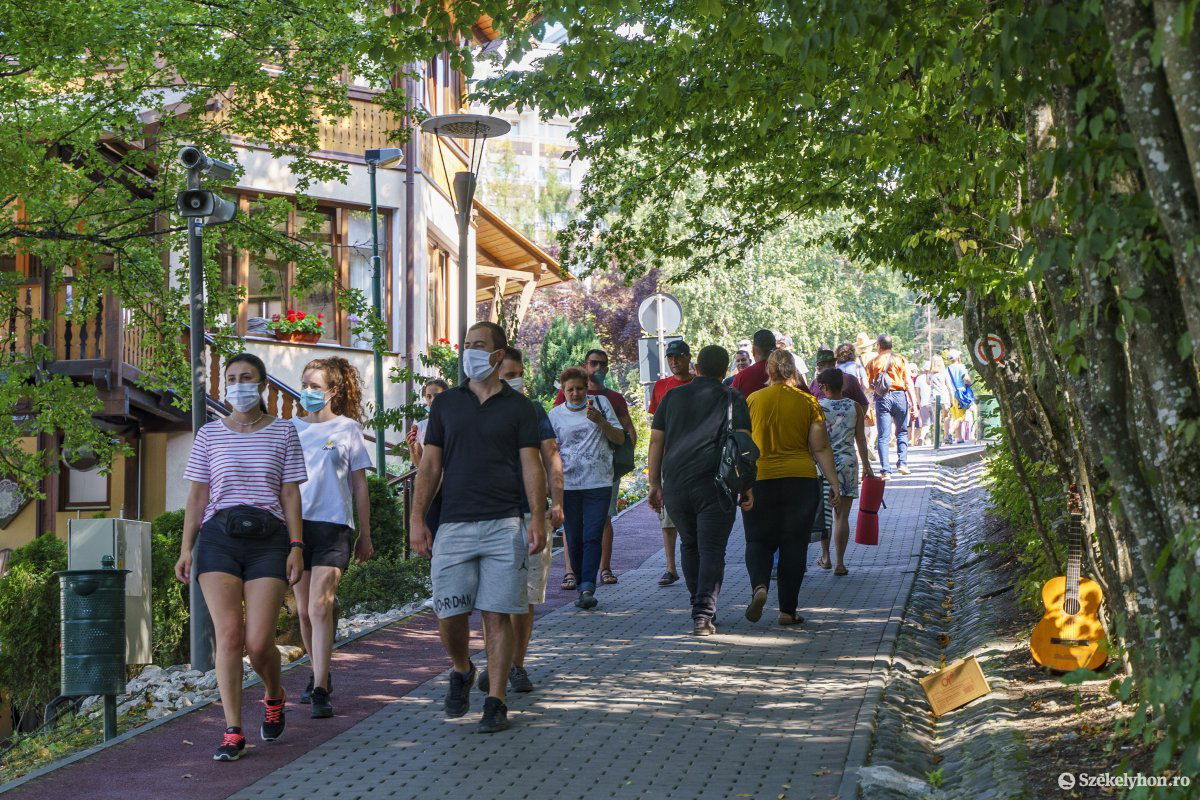 Szovátán, a Medve tó körüli sétányon van, aki délben is maszkban sétál •  Fotó: Haáz Vince
