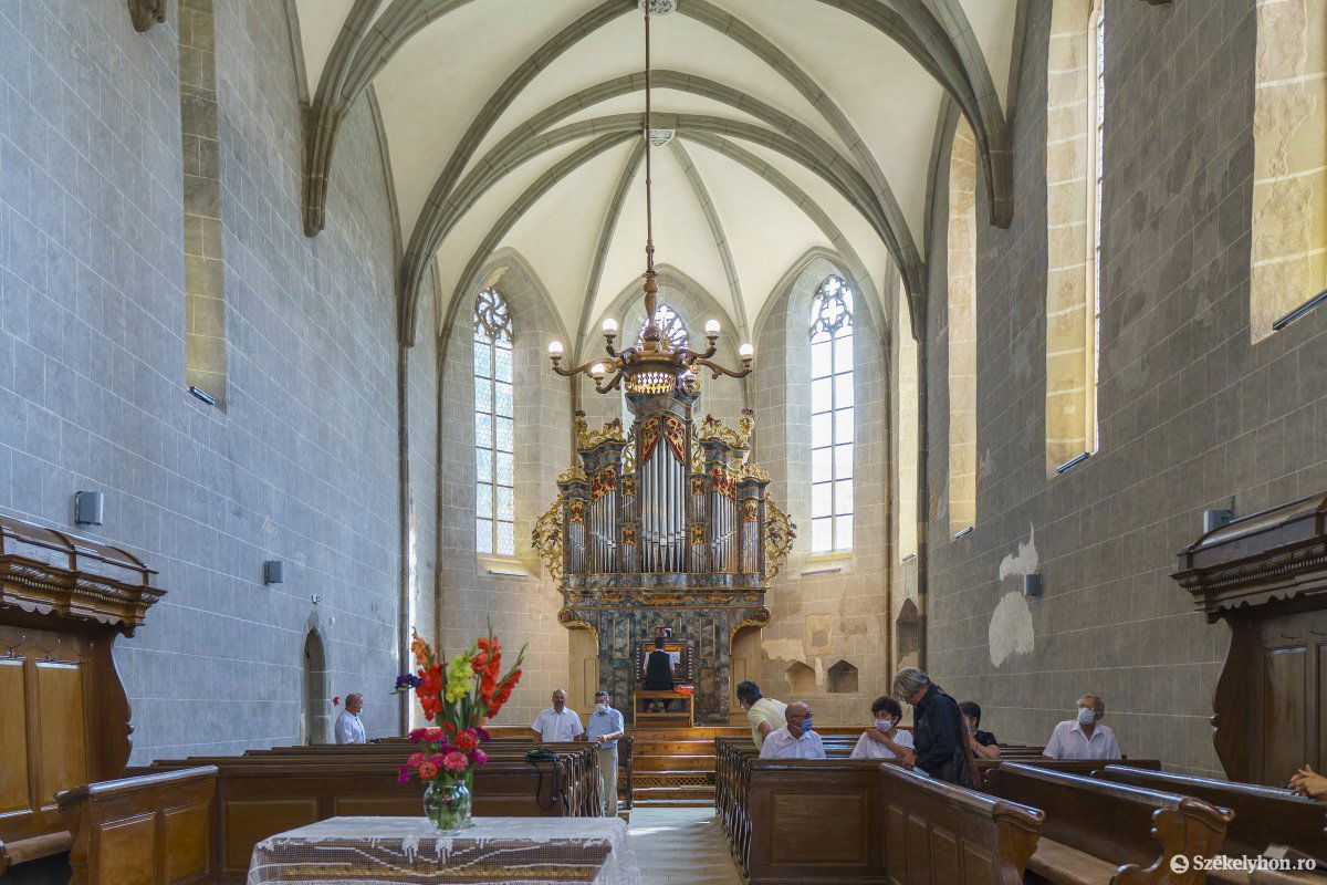 A szentélyben leverték régi a vakolatot, szürkék lettek a falak &bullet;  Fotó: Haáz Vince