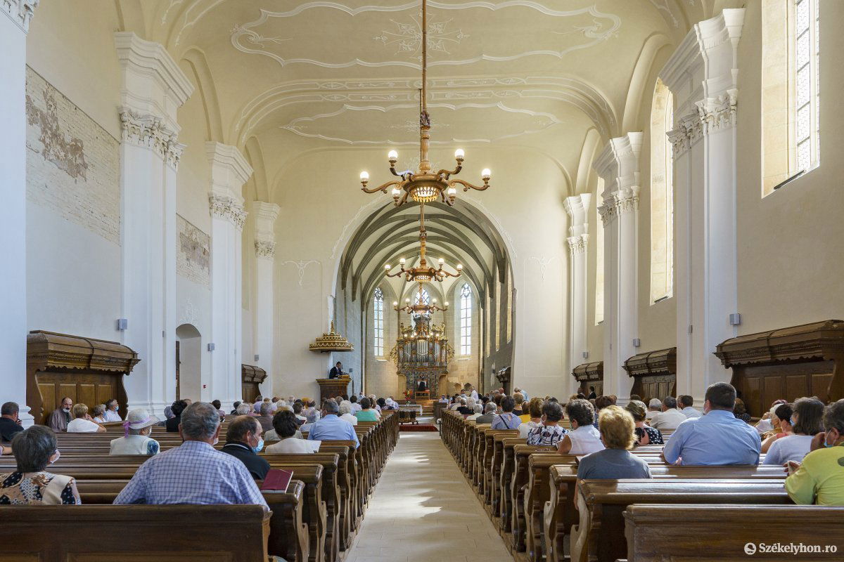A távolságot betartva foglalták el helyeiket a hívek. &bullet;  Fotó: Haáz Vince