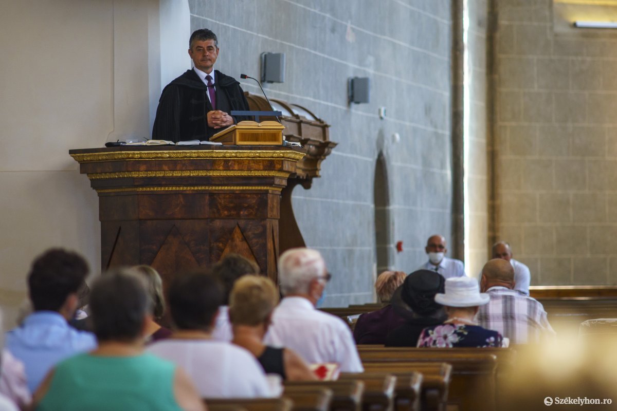 Henter György lelkipásztor, aki az utóbbi két évben napi szinten felügyelte a restaurálási munkálatokat. &bullet;  Fotó: Haáz Vince